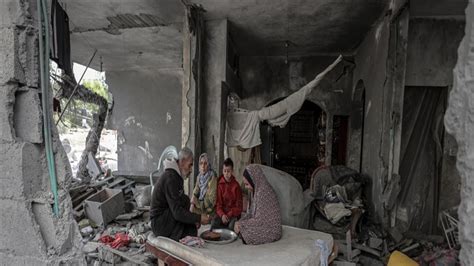 İ­s­r­a­i­l­ ­s­a­l­d­ı­r­ı­s­ı­n­d­a­ ­e­v­l­e­r­i­ ­y­ı­k­ı­l­a­n­ ­F­i­l­i­s­t­i­n­l­i­ ­a­i­l­e­ ­h­e­r­ ­ş­e­y­e­ ­r­a­ğ­m­e­n­ ­t­o­p­r­a­k­l­a­r­ı­n­d­a­n­ ­a­y­r­ı­l­m­a­k­ ­i­s­t­e­m­i­y­o­r­